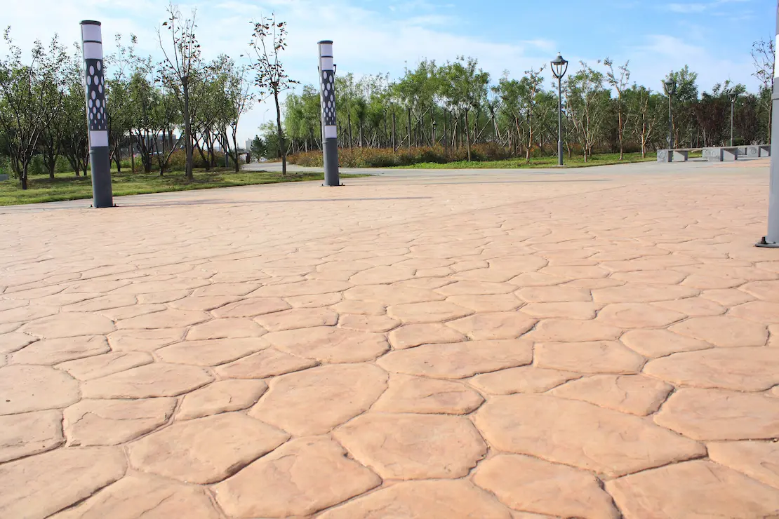 Zone de repos d'une université avec un sol en béton imprimé près de Nevers